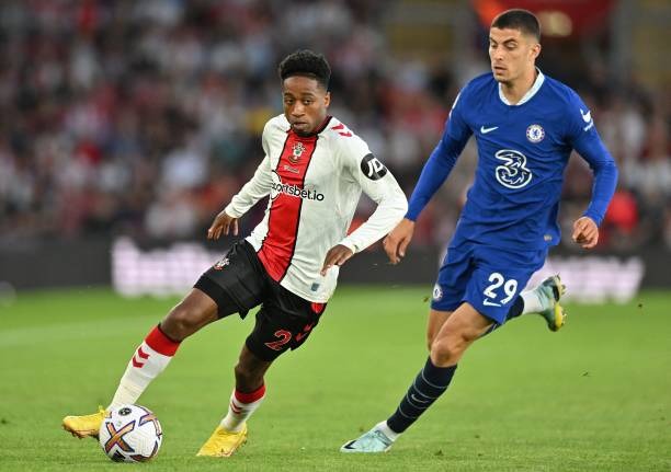 申花德比战TIFO揭秘：申花三原色+两版队徽 策划用了近2个月时间.